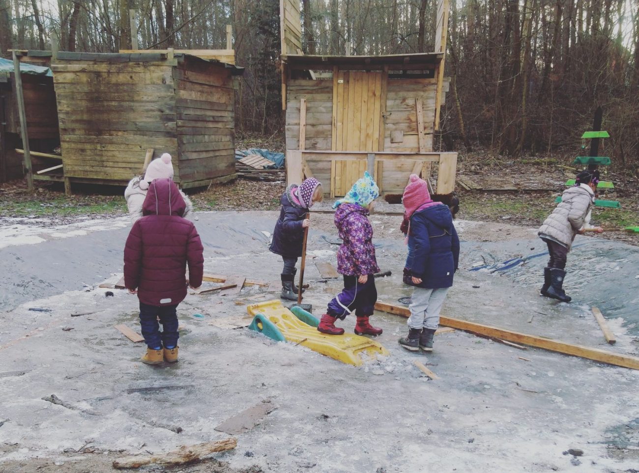 Kinder spielen im Winter auf dem Abenteuerspielplatz