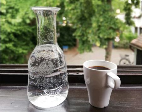 Wasserkrug und Kaffeebecher