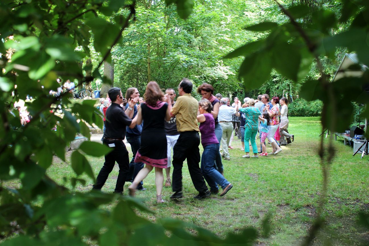 Tanzende Paare im Park der Villa