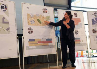 Architektin Barbara Rößner erläutert Planskizzen der einzelnen Geschoße an Stellwänden